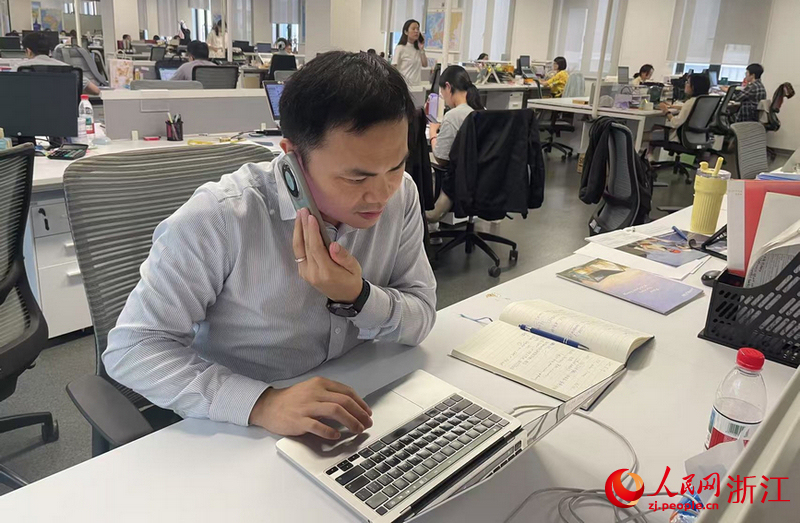 徐國能正在進行項目對接。最多時，他一天要打200多個電話。人民網記者王麗瑋攝