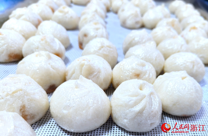 剛出爐的嵊州小籠包。人民網記者 張麗瑋攝