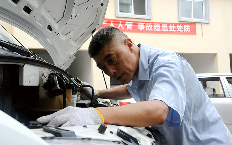 工作人員利用空余時間開展車輛檢修。王俊杰攝