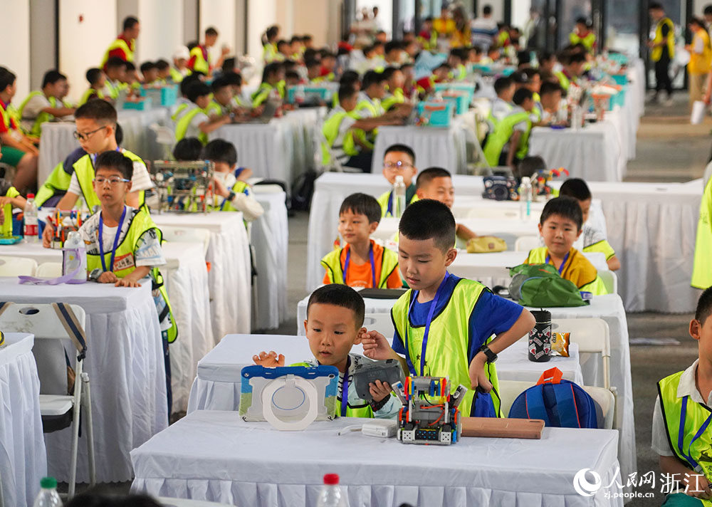 7月5日，在臺州市黃巖區夢創園，青少年參加機器人競賽。人民網 章勇濤攝