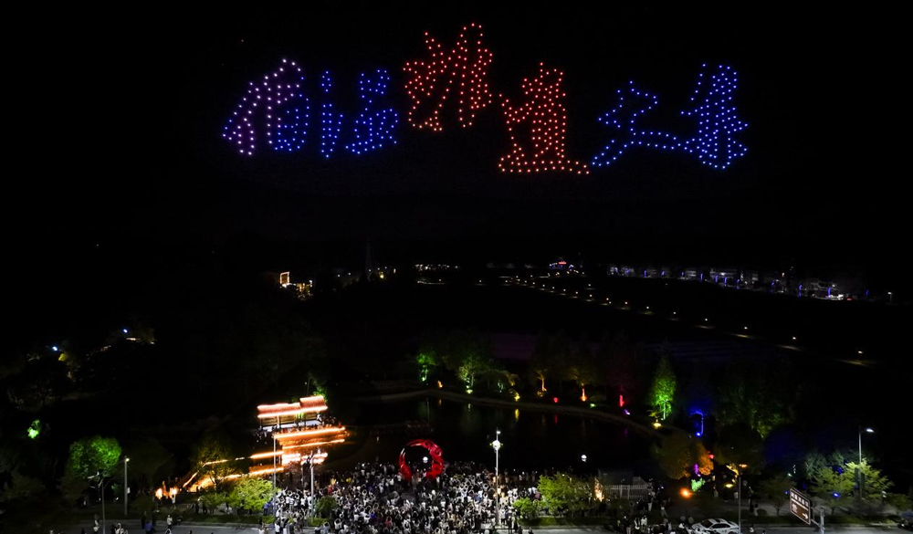 無人機燈光秀。朱偉攝