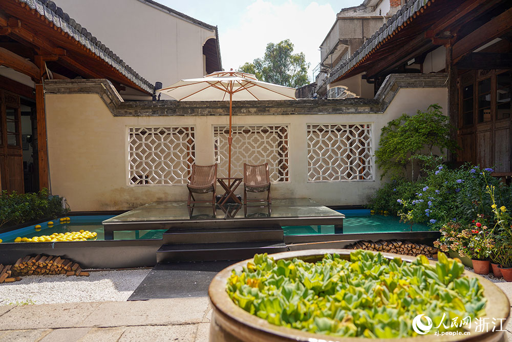 浙江省溫州市鹿城區街頭的一家茶咖。人民網 章勇濤攝