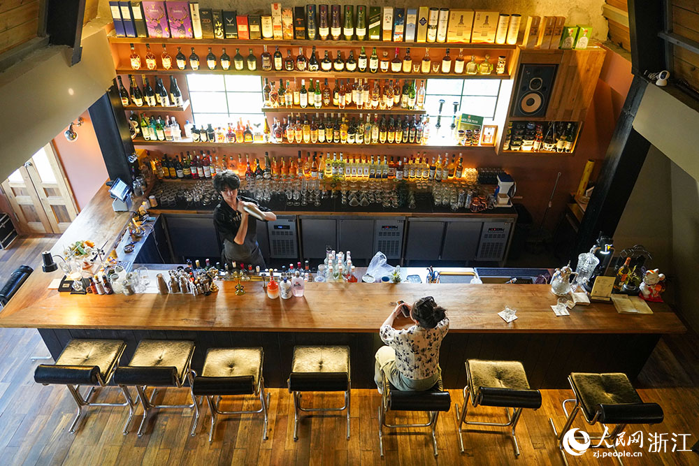 浙江省溫州市鹿城區街頭的一家氛圍感小酒館。人民網 章勇濤攝