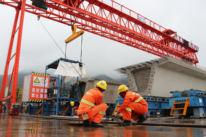 甬臺溫改擴建寧波南段項目工人正在對龍門吊進行防臺加固。浙交建設供圖