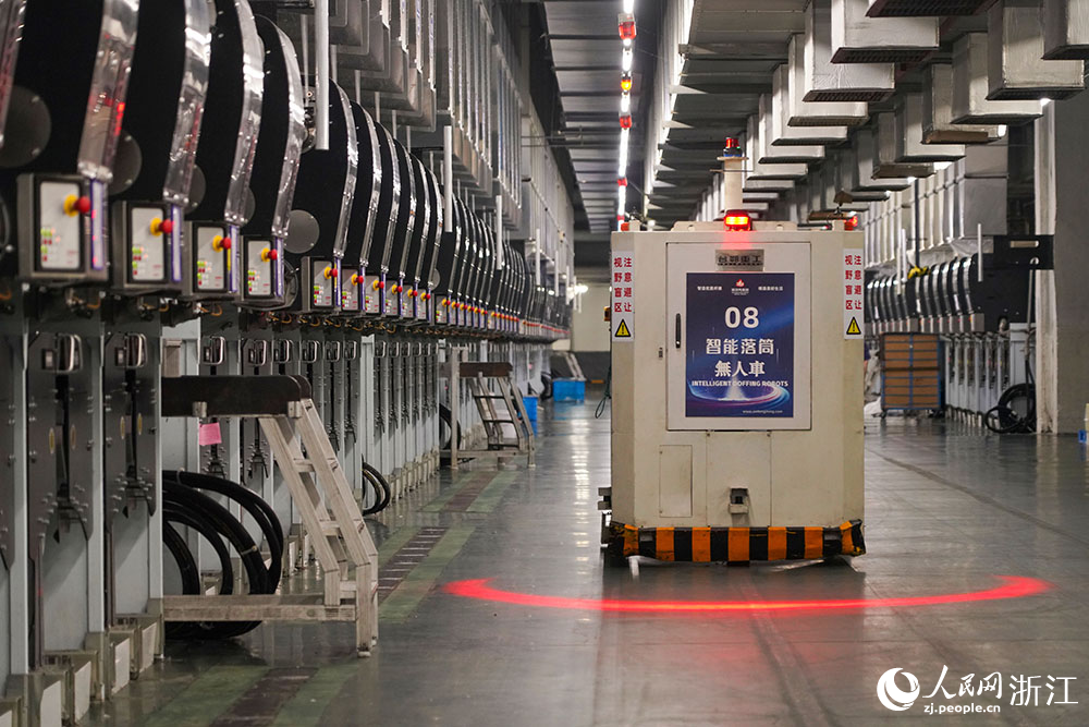 7月8日，在浙江省湖州市吳興區一家企業的生產車間內，各類先進裝備協同配合，一道道生產工序高效推進。人民網 章勇濤攝