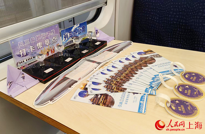 火車上提供旅游服務指南等。人民網記者 唐小麗攝