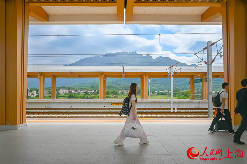 九華山火車站附近風光秀美。人民網 顧海民攝