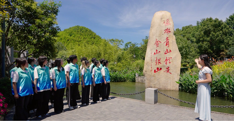 同學們在現場系統學習“綠水青山就是金山銀山”理念的歷史背景。浙江水利水電學院供圖