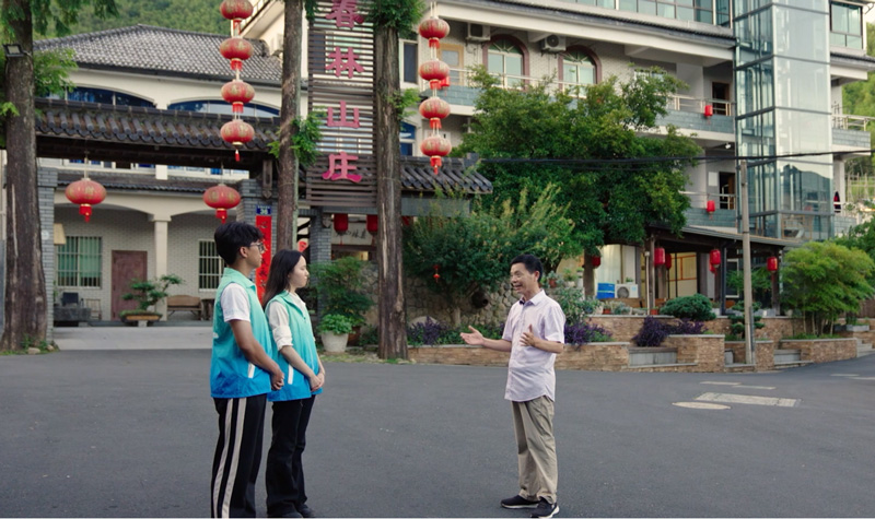 實踐隊員訪談余村發展親歷者。浙江水利水電學院供圖