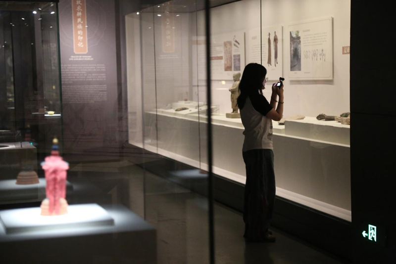 觀眾正在參觀“2025絲綢之路周”主題大展。中國絲綢博物館供圖