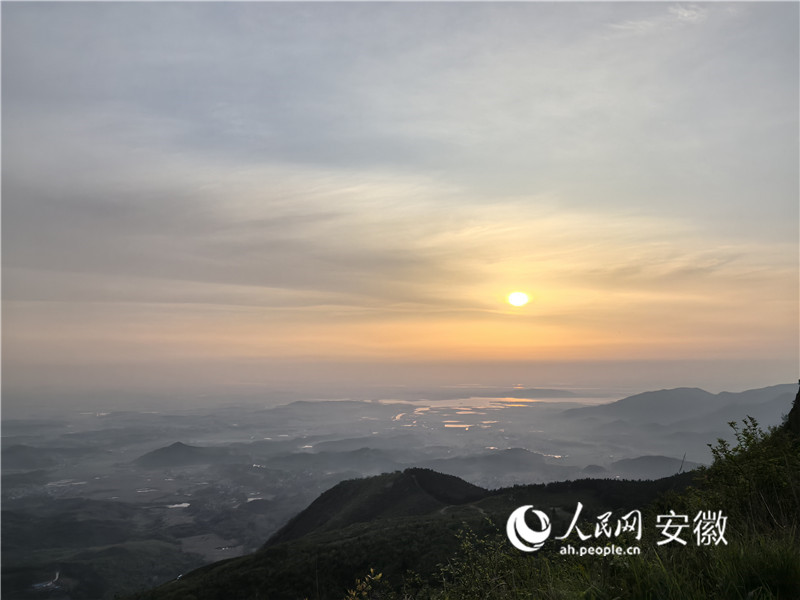 三公山上眺望遠方，景色一覽無余。人民網記者 汪瑞華攝