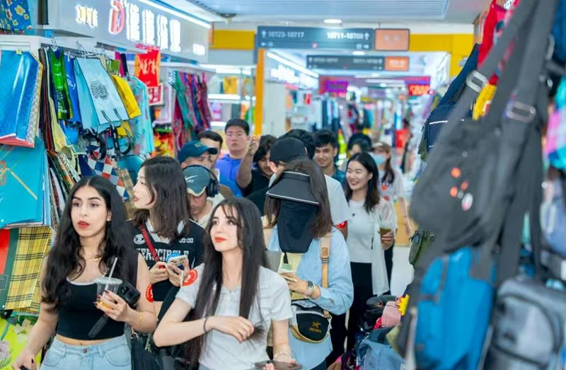 人來人往的義烏國際商貿城。義烏市融媒體中心供圖