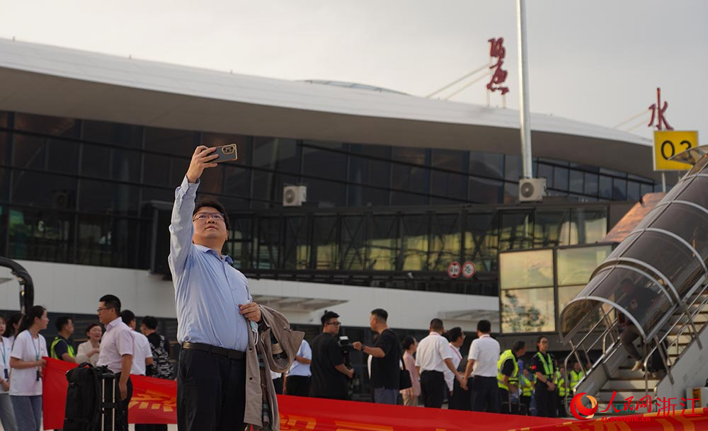 7月18日，旅客在麗水機場留念。人民網 章勇濤攝