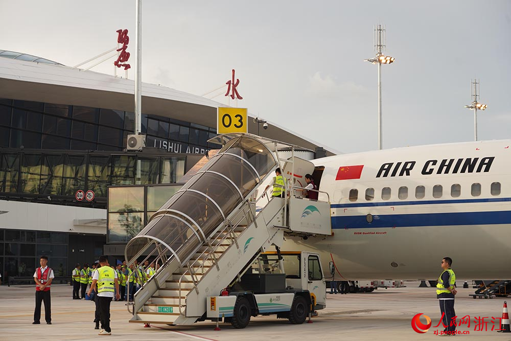 7月18日，由北京飛抵麗水的CA1873次航班打開艙門。人民網  章勇濤攝