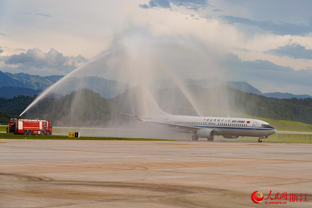 7月18日，由北京飛抵麗水的CA1873次航班接受“水門禮”。人民網 章勇濤攝