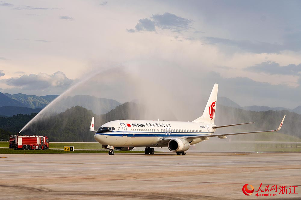 7月18日，由北京飛抵麗水的CA1873次航班接受“水門禮”。人民網 章勇濤攝