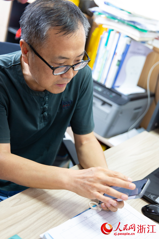 郭曉明在“嗨家?！鄙喜僮?。人民網記者 艾宇韜攝