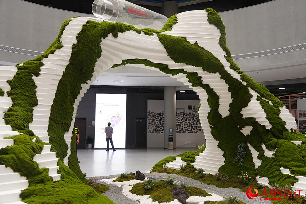 活動中設置的大型山水造景，集中展示了麗水的七項“世界級遺產”。人民網 章勇濤攝