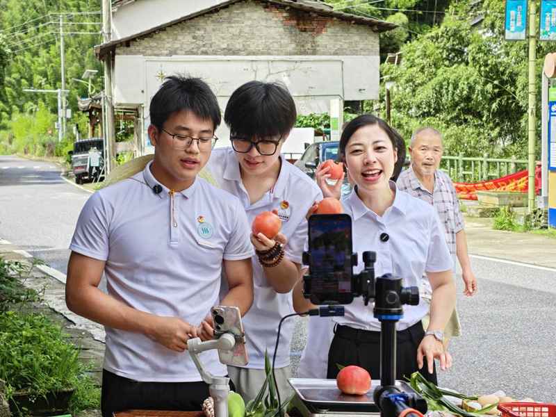 直播助農。蓮都區委宣傳部供圖