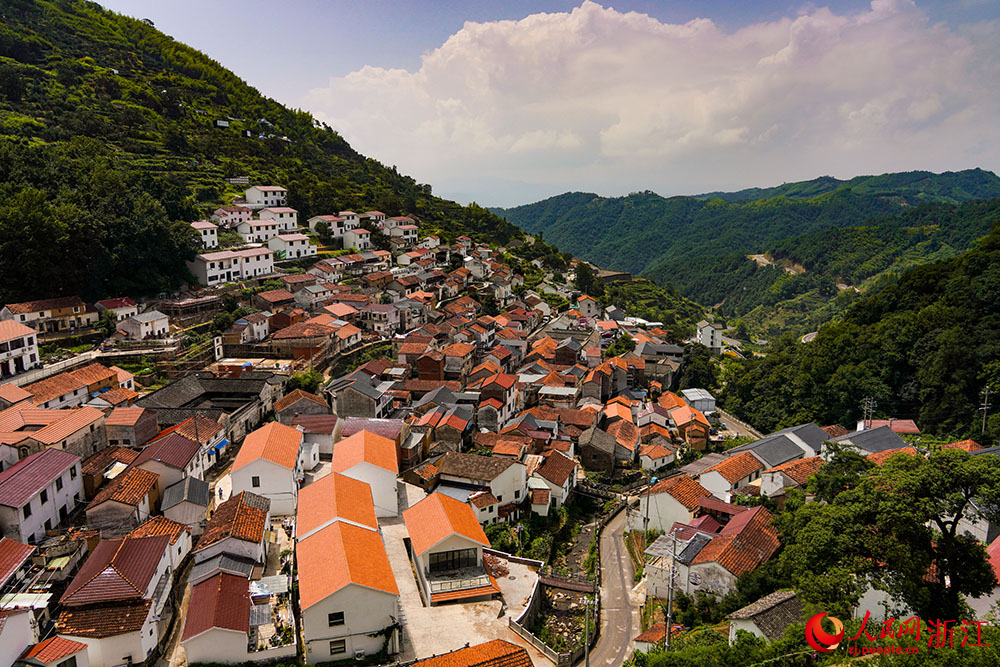 空中俯瞰色彩斑斕的浙江省嵊州市長樂鎮小昆村。人民網 章勇濤攝