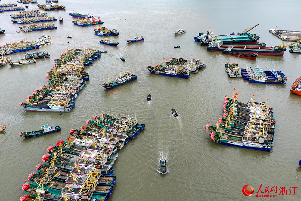 浙江省溫嶺市松門鎮礁山漁港，漁船靠港避風。人民網 章勇濤攝