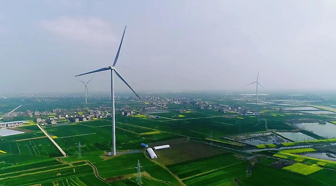 矗立在田野上的風力發電機。潁上縣委宣傳部供圖