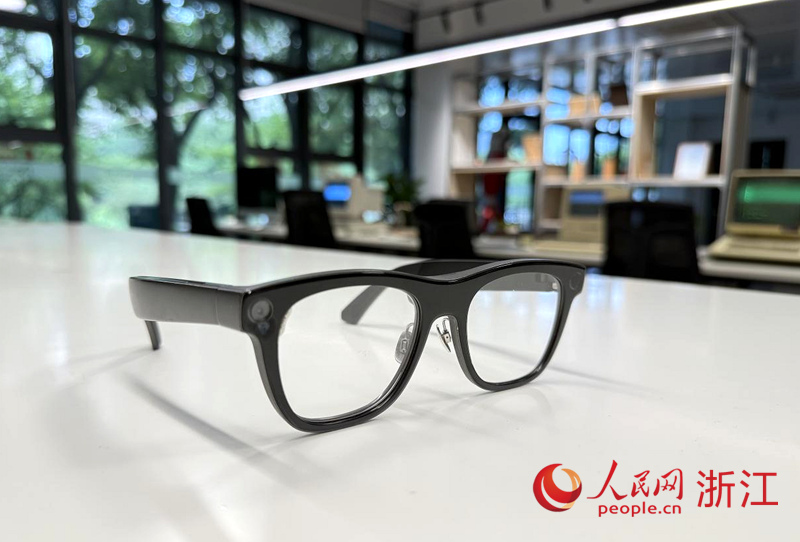 全球首個可支付的智能眼鏡Rokid Glasses。人民網 方彭依夢攝