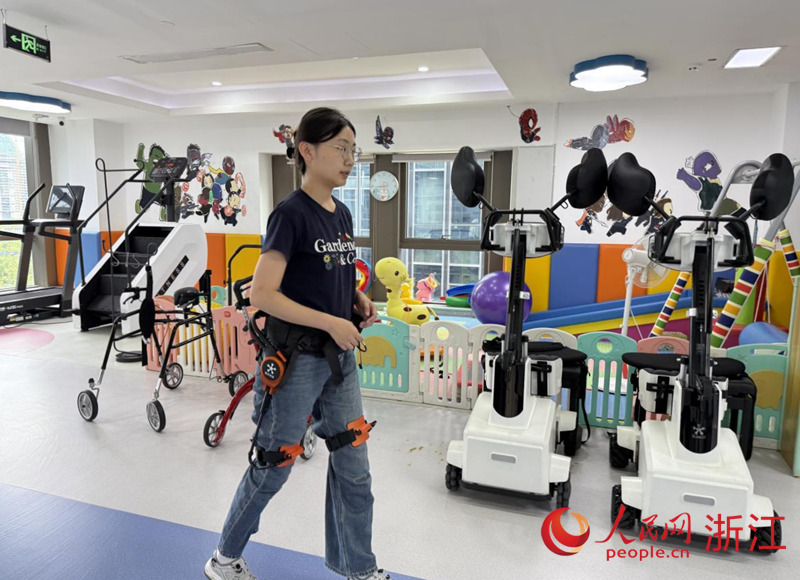 程天科技的“易行 EasyGo外骨骼助行器”可幫助穿戴者節省約百分之十幾的體力。人民網 方彭依夢攝