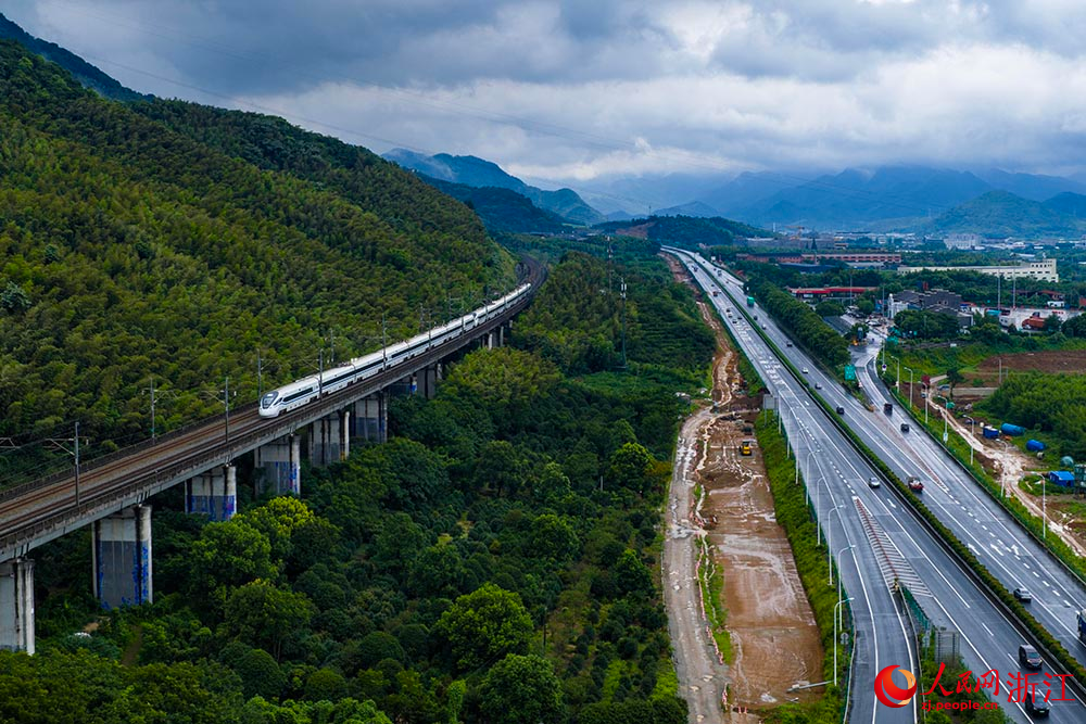 甬臺溫改擴建寧波南段項目寧波西塢至麻岙嶺段施工現場。人民網 章勇濤攝