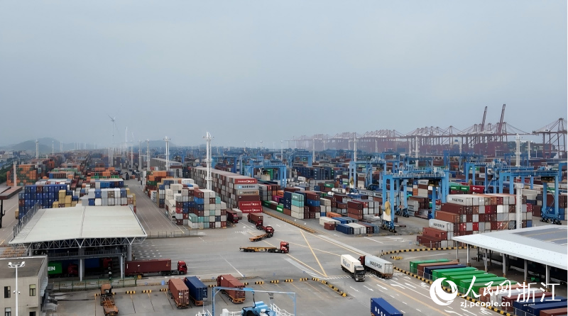 遠眺寧波舟山港梅山港區，一派繁忙的作業景象。人民網 程欣攝