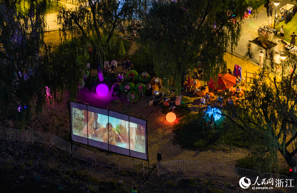 8月8日，市民在浙江紹興柯橋瓜渚湖畔觀影。人民網 章勇濤攝