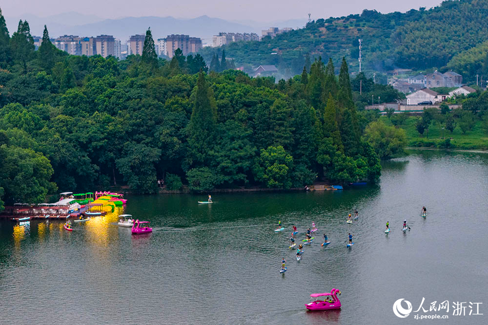 8月10日，在寧波市江北區慈湖，青年夜校學員和運動員一起劃槳板。人民網 章勇濤攝
