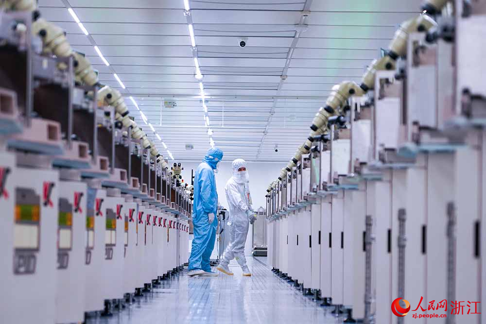 近日，在浙江省余姚市中意寧波生態園一封測企業的自動化生產線，依托智能控制系統，實現全流程數字化管控，大幅提升生產效能。人民網 章勇濤攝