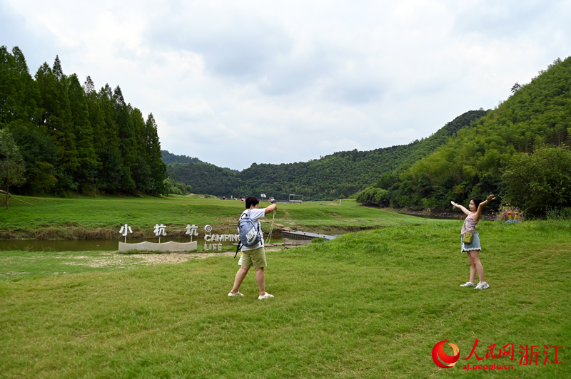 游客在夏陽村露營基地拍照。人民網記者 葉賓得攝