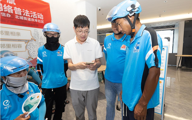 向外賣騎手宣講網絡法律知識。王敏智攝
