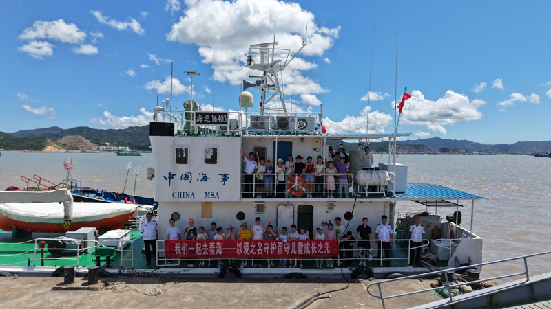 兒童們前往“海巡16403”輪參觀