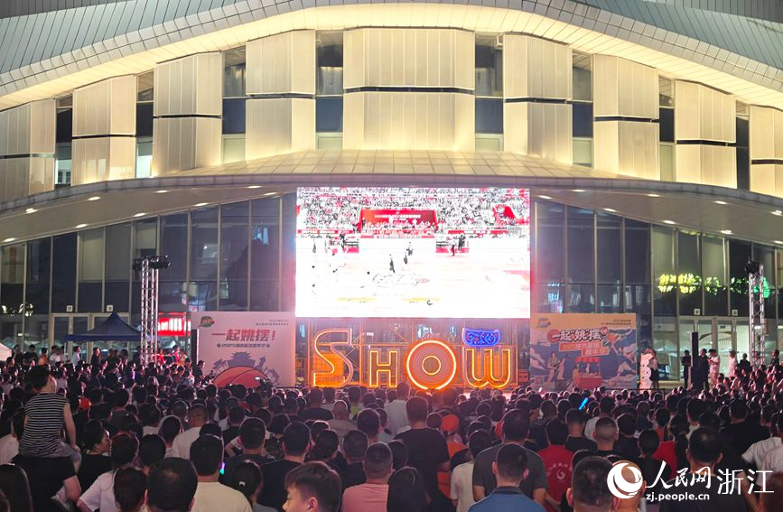 在余姚市公共文化中心特別設置的“浙BA”直播觀賽點，市民熱情高漲。人民網記者 張帆攝