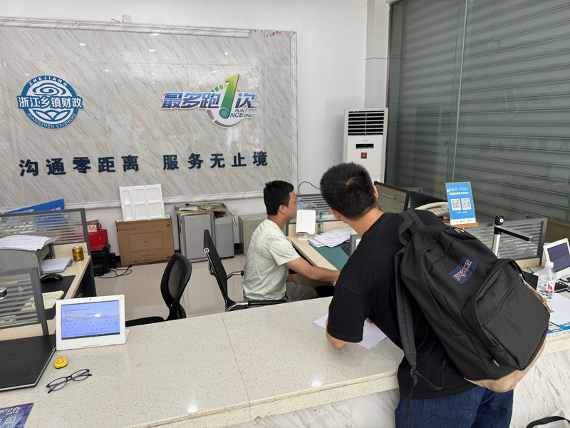 搬遷群眾在窗口辦理業務。遂昌縣委宣傳部供圖