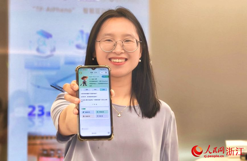 “問稷”智能體讓不識字的農民也能享受科技帶來的便利。人民網記者 張麗瑋攝