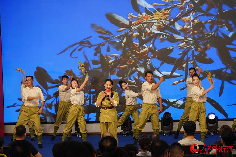 8月25日，演員在浙江嘉興博物館進行文藝表演。人民網 章勇濤攝