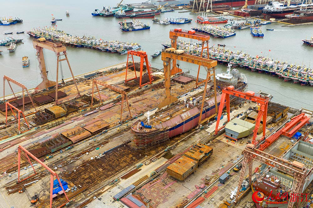 近日，在浙江省溫嶺市松門鎮一家造船企業，各類大型船舶正在建造，現場一派繁忙景象。人民網 章勇濤攝