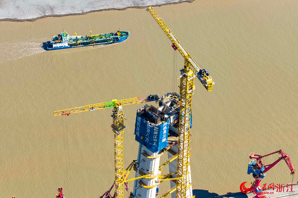 空中俯瞰杭甬復線寧波三期項目甬江特大橋施工現場。人民網 章勇濤攝