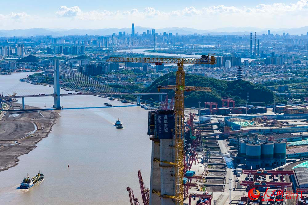 空中俯瞰杭甬復線寧波三期項目甬江特大橋施工現場。人民網 章勇濤攝