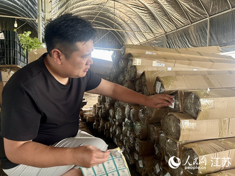 江蘇地種花月季玫瑰園內，工作人員在快遞盒上粘貼“誠信標簽”。人民網 王丹丹攝