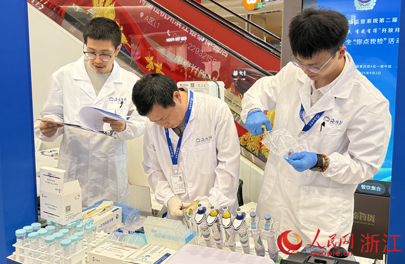 在食品安全“你點我檢”活動現場，媒體記者通過現場閃購點單、現場購買等途徑，對飲品含糖量、果蔬農殘含量等進行現場快檢。人民網 方彭依夢攝