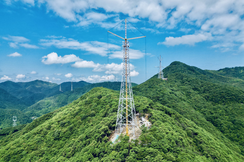 5月30日，浙江送變電公司完成甘浙特高壓工程浙江段首基鐵塔組立施工。胡飛達攝