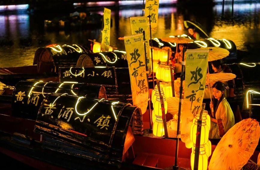 黃酒小鎮在烏篷船上舉辦水上市集。黃酒小鎮管理中心供圖