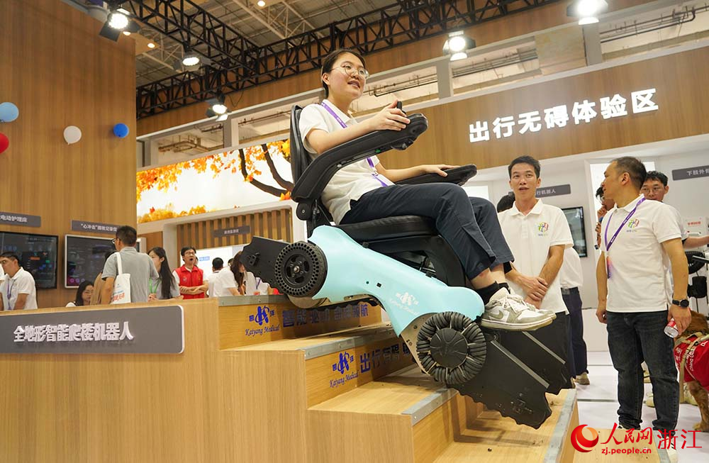 9月5日，參會人員體驗全地形智能爬樓機器人。人民網 章勇濤攝