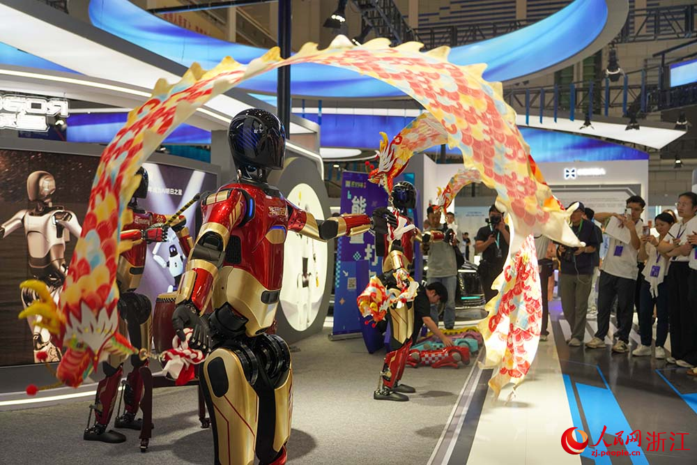 9月5日，人形機器人吸引參會者關注。人民網 章勇濤攝