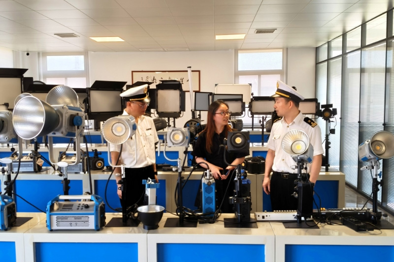 海關關員在企業調研指導。余姚市委宣傳部供圖